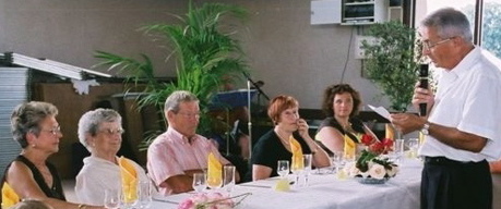 notre-centenaire-entouree-de-sa-famille-notre-president-fait-son-allocution.jpg
